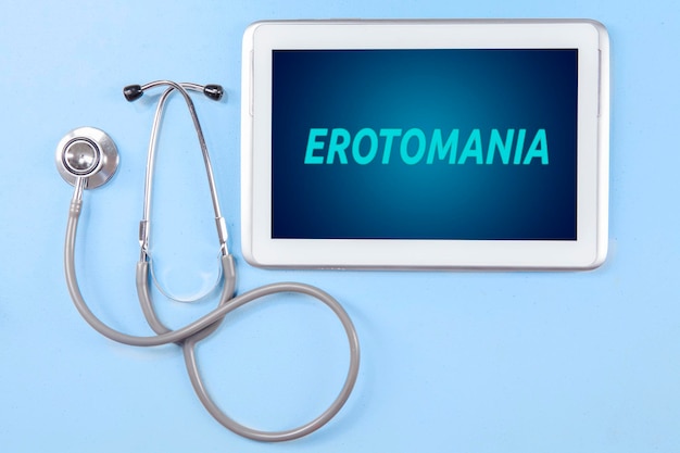 Digitale tablet met erotomaniewoord en stethoscoop