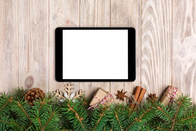 Digitale tablet met rustieke kerstversiering voor app-presentatie. bovenaanzicht