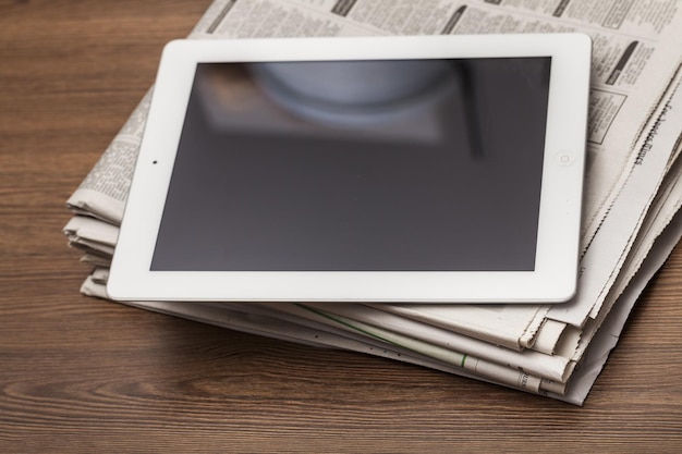 Digitale tablet op krantenconcept voor internet en elektronisch nieuws