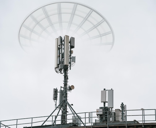Digitale transformatie mogelijk maken Onderzoek naar 5G LTE en het internet der dingen via geavanceerde telecommunicatie-antennetechnologie