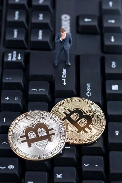digitale valuta, bitcoin met miniatuur zakenman op toetsenbord