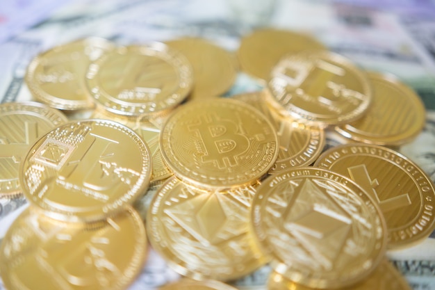 Digitale valuta. cryptogeld. Gouden munten met bitcoin, litecoin en ethereum symbool.