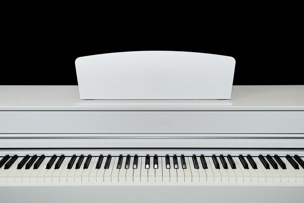 Digitale witte elektrische pianotoetsen close-up.