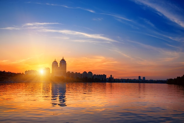 Dijk bij zonsondergang