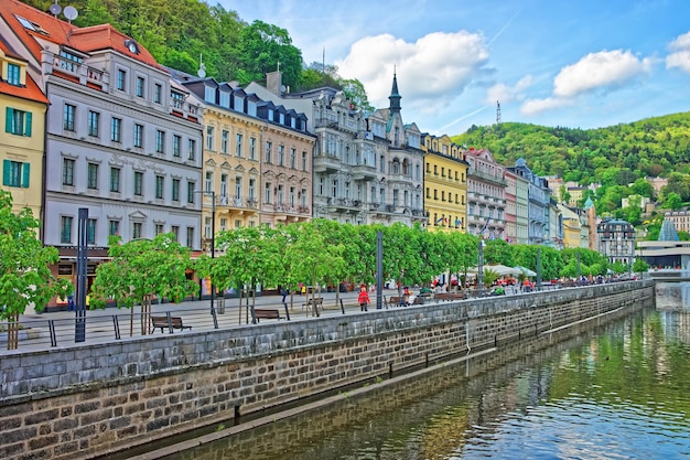 Dijk boven de Tepla-rivier, Karlovy Vary, Tsjechië. Mensen op de achtergrond