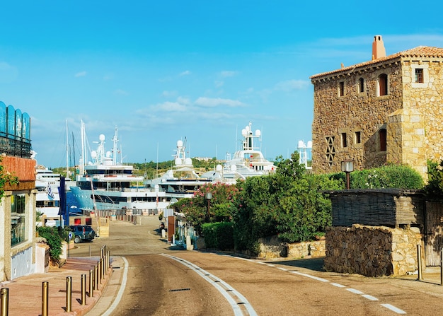 Dijk met jachten in Porto Cervo, Costa Esmeralda, Sardinië, in Italië.