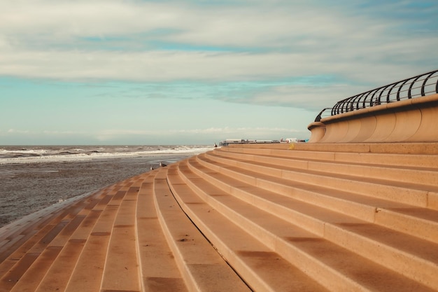 Dijk met trappen aan zee