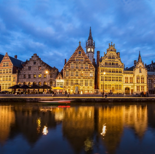 Dijk van de oude stad bij blauwe nacht, Gent, België