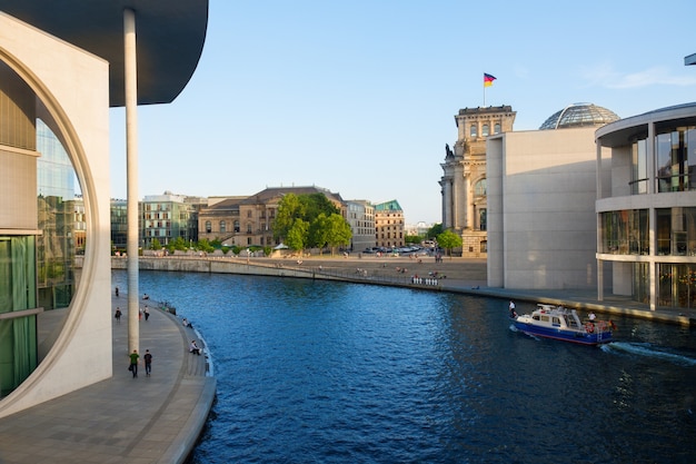 Dijk van de rivier de Spree op zonnige dag, Berlijn, Duitsland