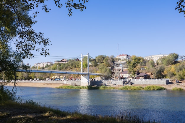 dijk van de voetgangersbrug van de Oeral-rivier, foto genomen in rusland in orenburg