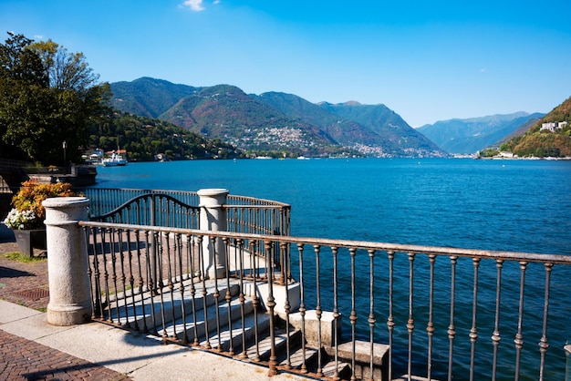 Dijk van het Comomeer in Italië Natuurlijk landschap met bergen en blauw meer