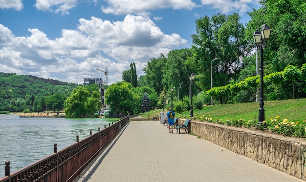 Dijk van valea morilor-meer in chisinau, moldavië