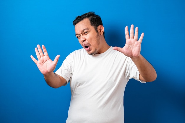 Dikke Aziatische man draagt een wit T-shirt geïsoleerd