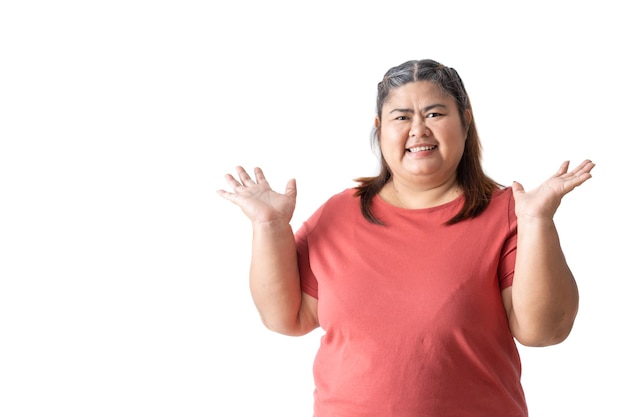 Dikke Aziatische vrouw toont beide handen met open handpalmen aan de bovenzijde met een lachgezicht geïsoleerd wit op de achtergrond