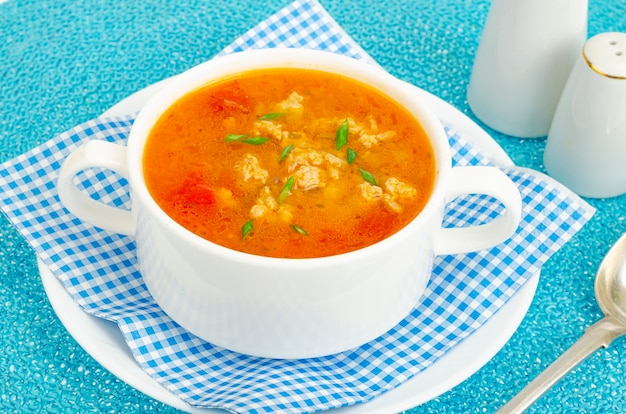 Dikke huisgemaakte groentesoep met rijst, pompoen en tomaten. Studiofoto