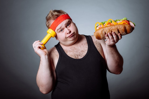 Dikke man en bedrijf hamburger en halter