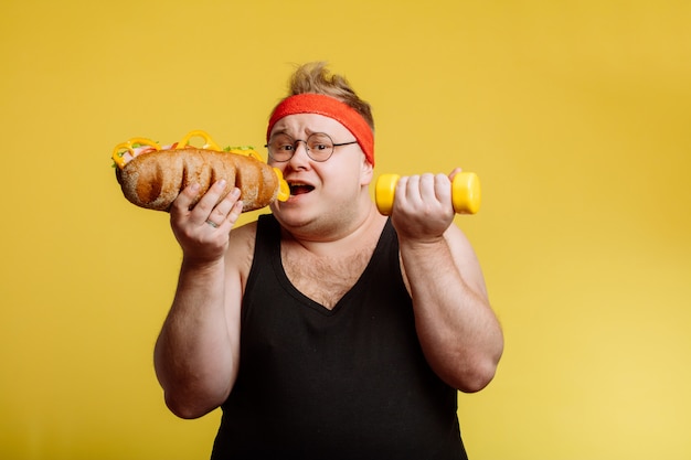 Dikke man fastfood hamburger eten