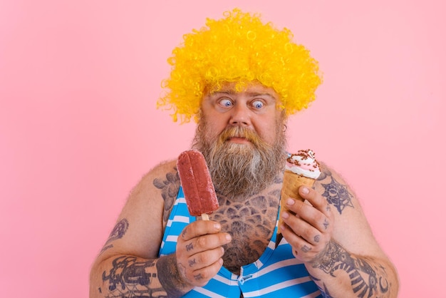 Dikke man met baard en pruik eet een ijsje en een ijsje