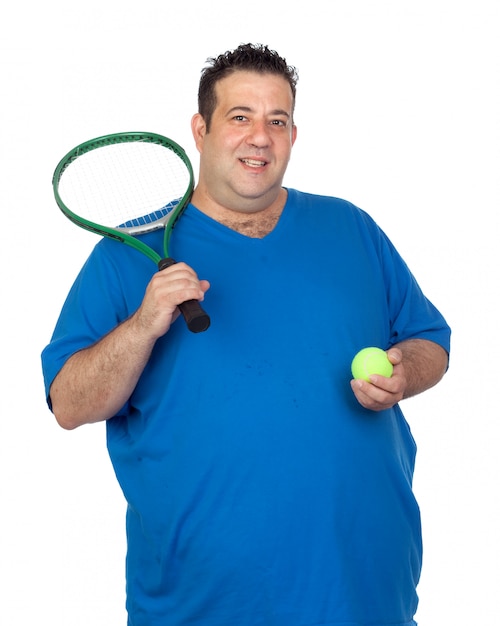 Dikke man met een racket voor speel tennis geïsoleerd op witte achtergrond