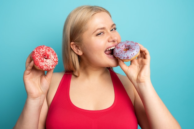 Dikke meid eet zoet in plaats van gym