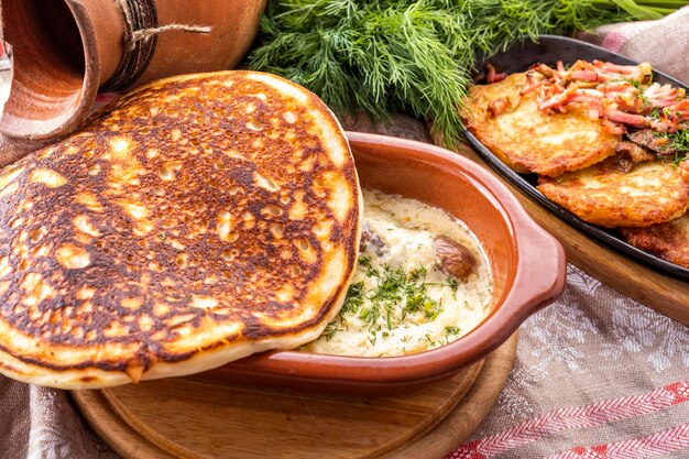 Dikke pannenkoek met saus en worstjes Machanka