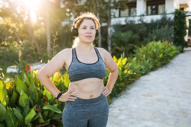 Dikke vrouw en sport Meisje doet oefening om gewicht te verliezen in de frisse lucht en glimlacht na de training Kopieer ruimte en lege ruimte voor tekst of reclame