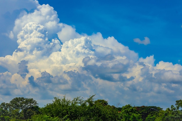 dikke wolken en mooie lucht voor regen