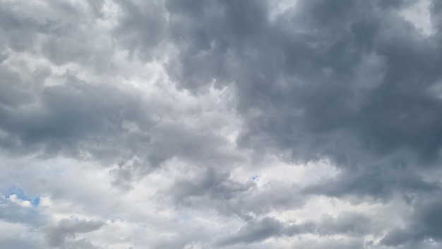 Dikke wolken. Hemel voor de regen