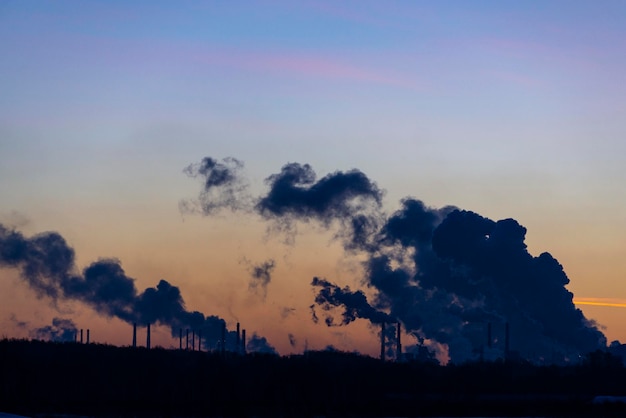 Dikke wolken van industriële smog in de lucht