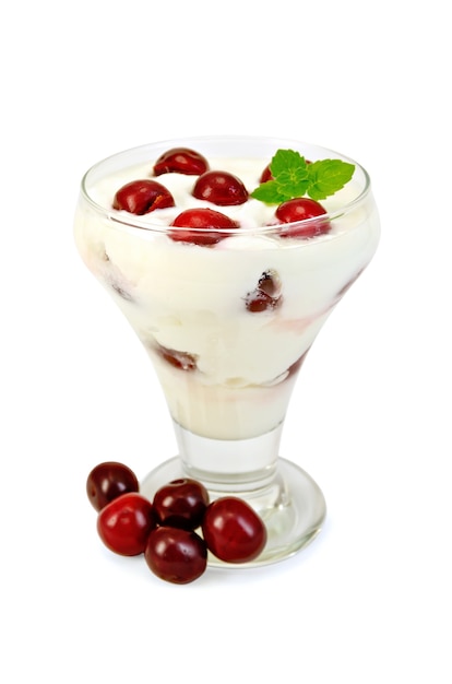 Dikke yoghurt met kersen in een glazen beker, kersen geïsoleerd op een witte achtergrond