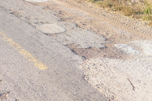 荒れ果てた田舎道 穴だらけ