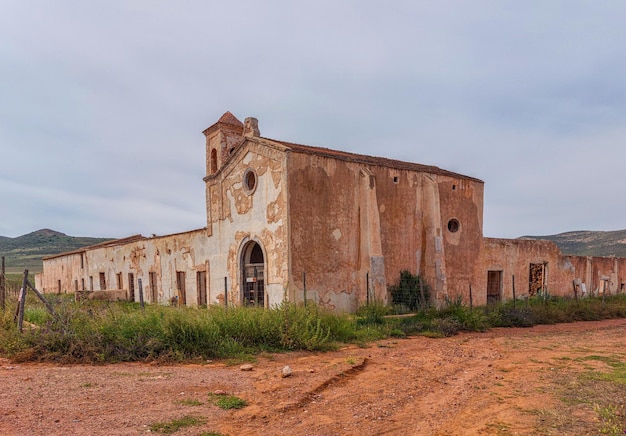 Foto palazzo fatiscente nel paese