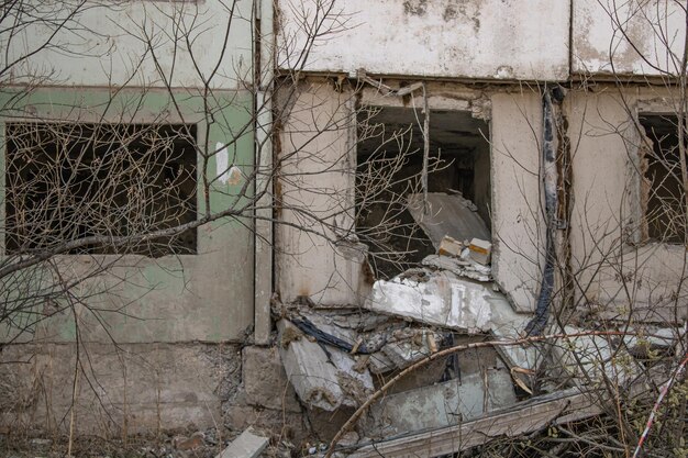 Photo dilapidated residential building with empty windows