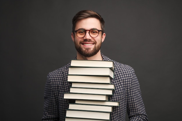 Фото Прилежный человек с книгами