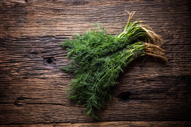 Foto dill.bunch van dille op zeer oude rustieke eiken tafel.