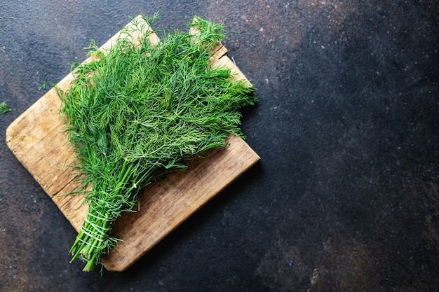 укроп свежий зеленый пучок пряных трав мелко нарезать ножом на столе здоровая еда еда закуска