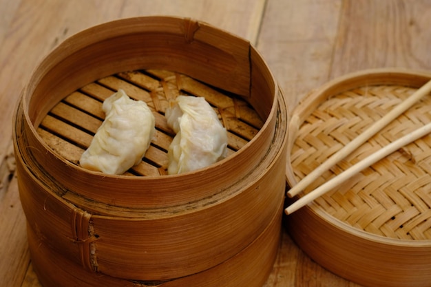 Dim Sum Dimsum (Chinees, Hongkong, Koreaans) gestoomde knoedel in de bamboestoomboot. Shumai siomay.