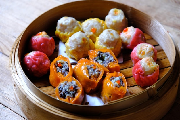 DIm Sum Dimsum (китайский, гонконгский, корейский) пельмени, приготовленные на пару в бамбуковой пароварке. Шумай сиомай.