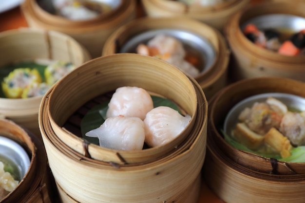 Dim sum sul cestino di legno, alimento cinese