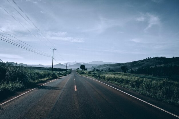 Фото Уменьшающаяся перспектива пустой дороги на фоне неба
