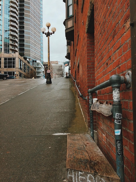 Photo diminishing perspective of street amidst buildings in city