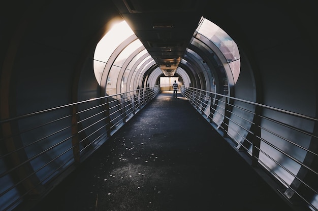 Photo diminishing view of covered footbridge