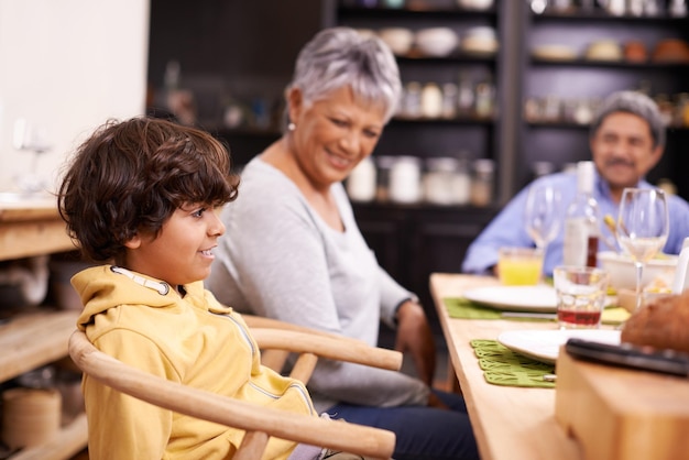 Diner bij opa en oma Een gelukkig gezin dat thuis aan het eten is