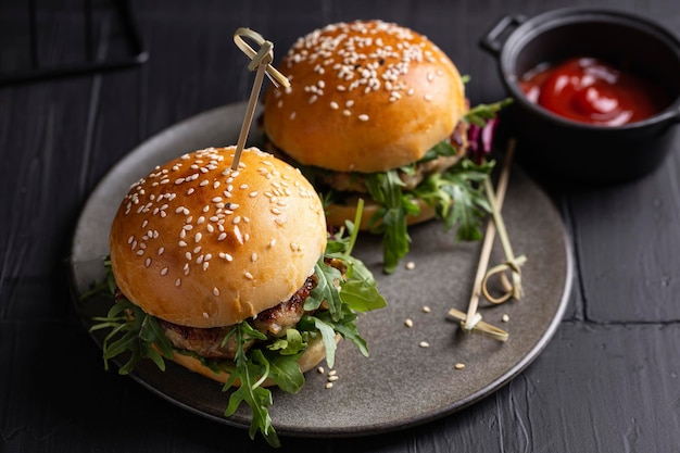 Diner met huisgemaakte kipburgers