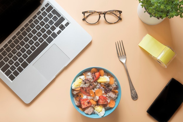 Diner op de baan met computer