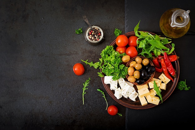Обеденный стол - оливки, сыр и овощи