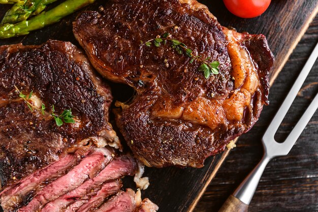 Diner voor twee sappige heerlijke steaks, asperges met Parmezaanse kaas en groenten.