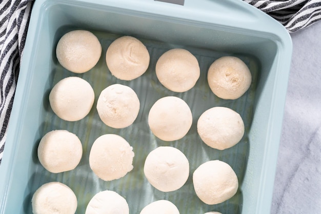 Dinerbroodjes bakken van het kant-en-klare diepvriesdeeg in de bakvorm.