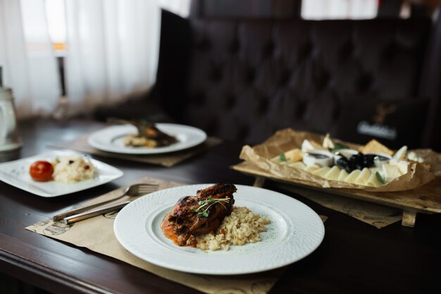 레스토랑에서 맛있고 건강에 좋은 식욕을 돋우는 음식으로 축제 테이블을 식사하십시오.