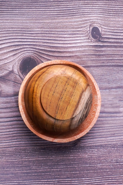 Foto un prato fatto di legno marrone con varie forme su un tavolo di legno